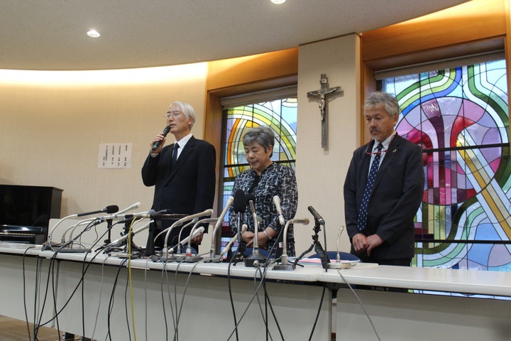 記者会見する斎藤理事長（左）