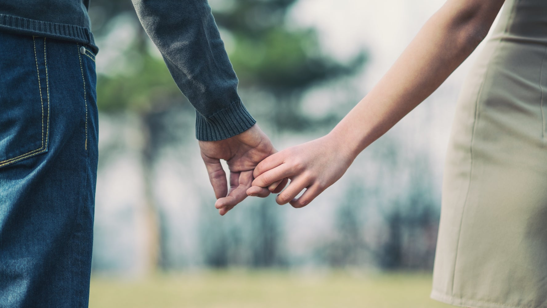 Руки влюбленных. Держатся за руки. Держать обернуться. Держание за руки. Парень и девушка расстаются.