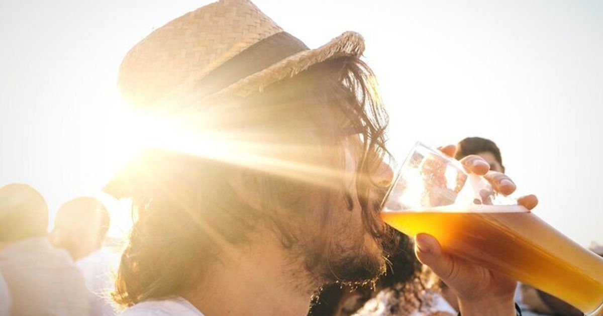 los-riesgos-de-beber-alcohol-cuando-hace-calor-el-huffpost