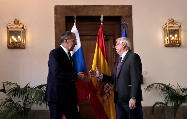 El ministro de Exteriores espa&ntilde;ol, Josep Borrell, recibe en Madrid a su hom&oacute;logo ruso,...