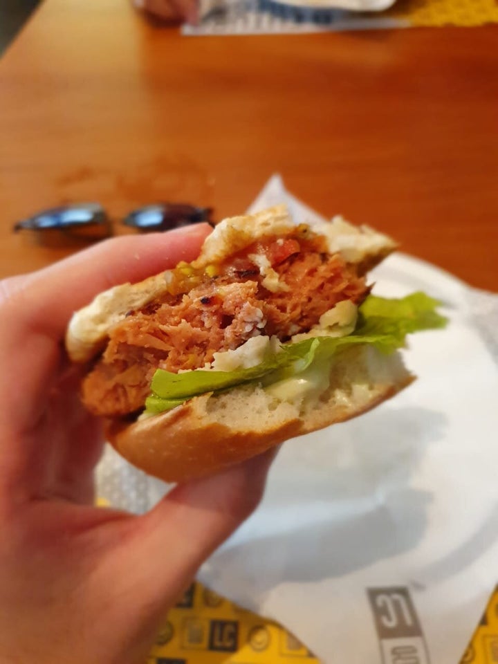 A carne é realmente suculenta e tem um "sangue" de beterraba.