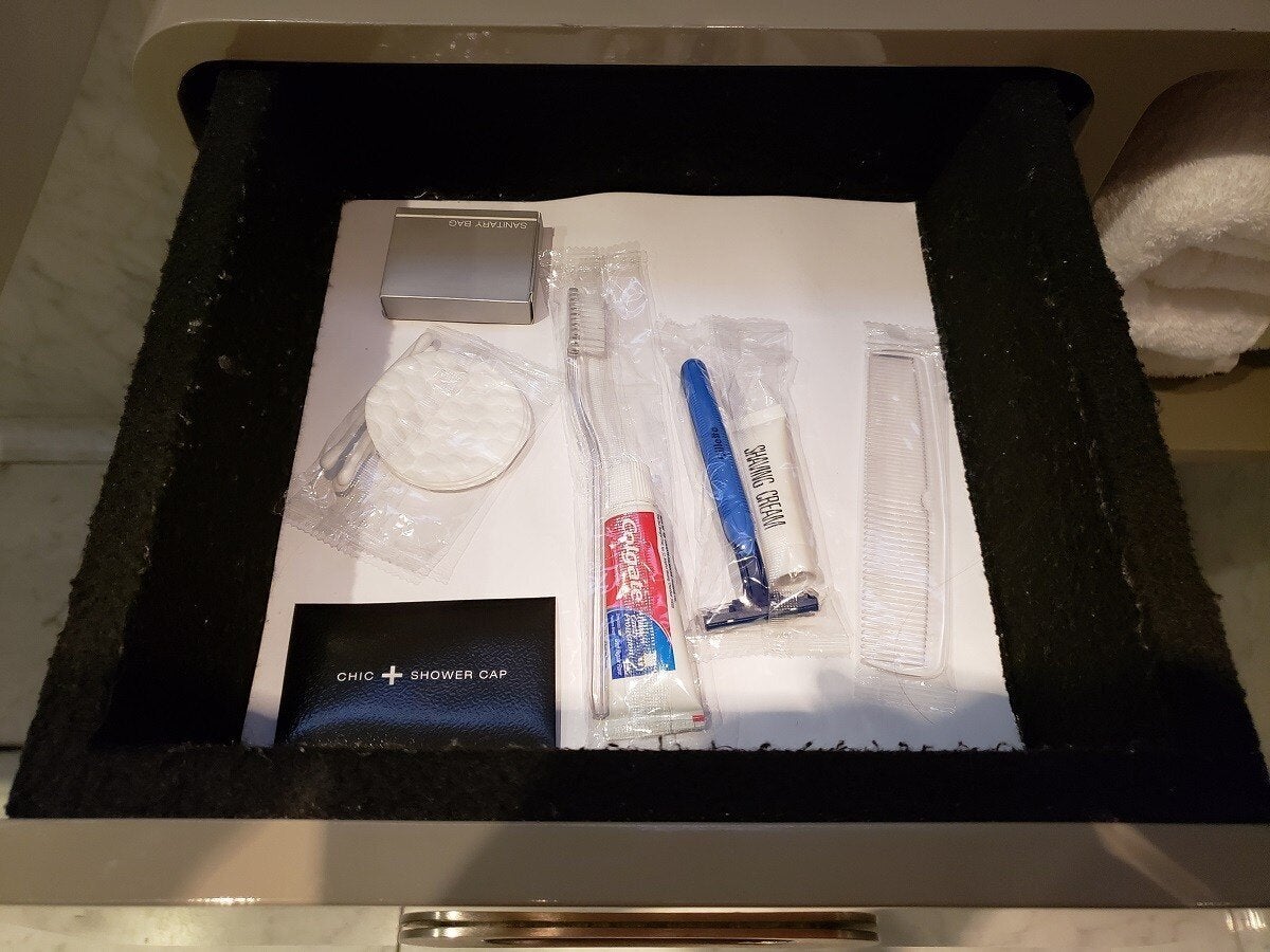 打開抽屜,就可以看到牙刷/牙膏/刮鬍刀/梳子等用品