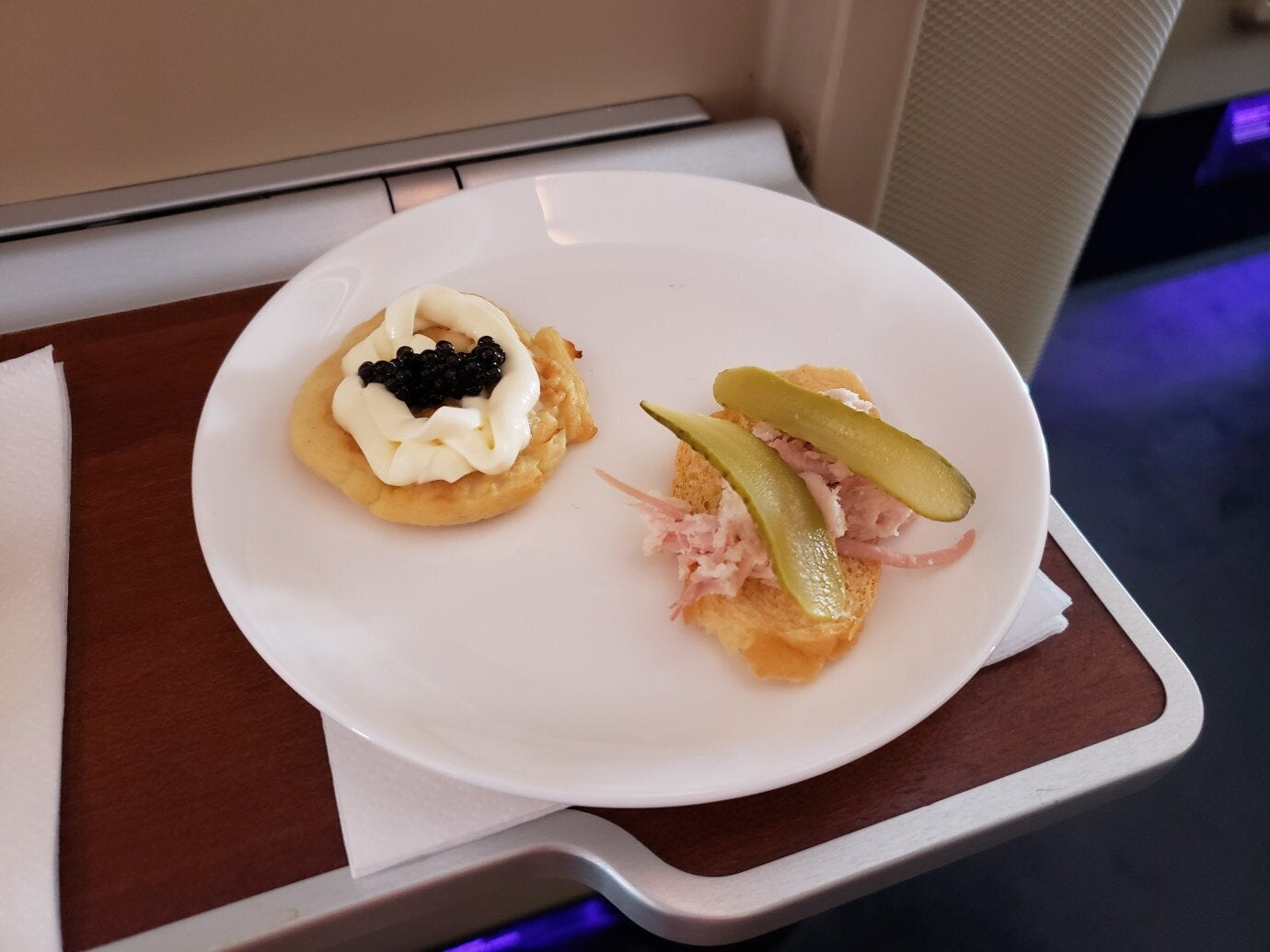 先來個前菜,其實我不喜歡那兩片酸黃瓜 (Pickles)…