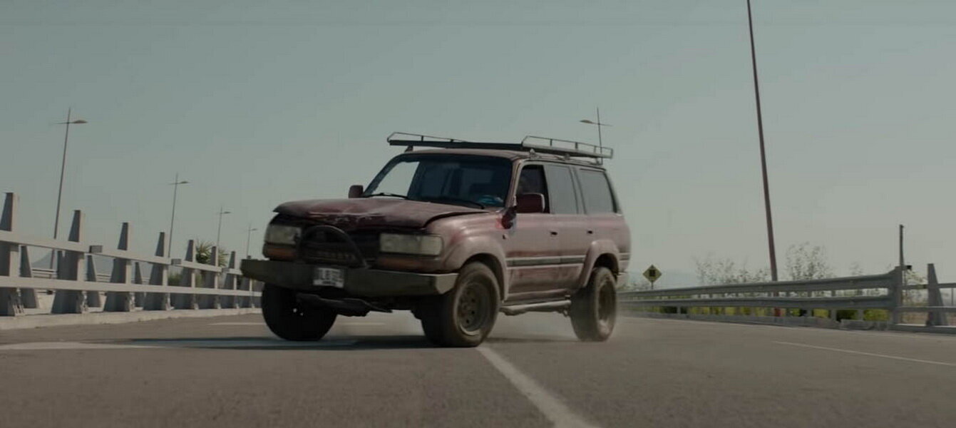 圖 / 在《魔鬼終結者6：黑暗宿命》中，莎拉康納高調開著Toyota Land Cruiser J80出場，甚至還為愛車加裝車頂行李架。