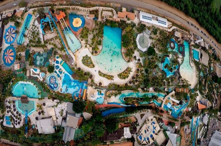 Parque Aquático Thermas dos Laranjais é o maior de Olímpia, no norte de São Paulo.