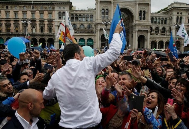 Matteo Salvini, junto con otros líderes de partidos nacionalistas de Europa, organizó una...