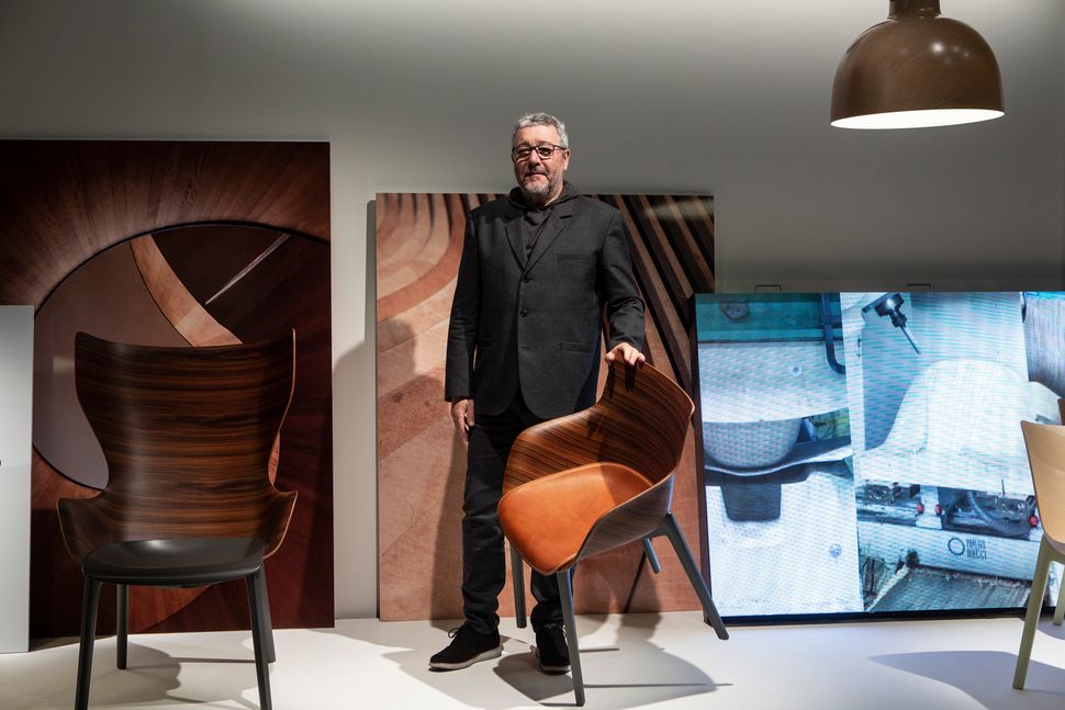 Ο Philippe Starck με την καρέκλα «Smart wood» στο φεστιβάλ design του Μιλάνου.
