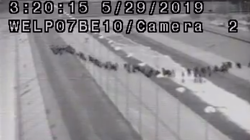 Trump se félicite de l’arrestation du “plus grand groupe d’étrangers illégaux” à la