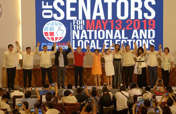 選挙の結果を宣言する式典に集まった議員たち