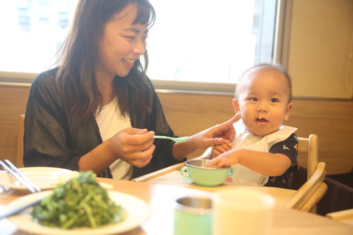 息子にご飯をあげる田中伶さん