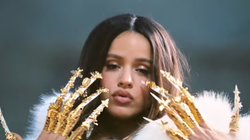 Rosalía no es tan original, esta cantante ya llevó sus uñas en