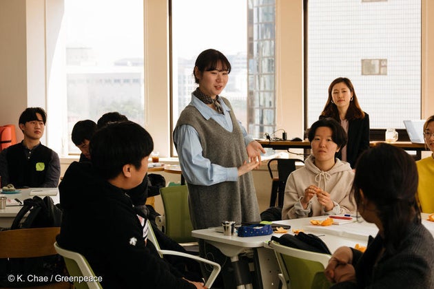 지난 3월 23일 그린피스 '착한 가게 원정대'가 서울에서 일회용 플라스틱 소비 없이 장을 볼 수 있는 가게를 찾기 위한 기준에 대해 의견을 나누고 있다