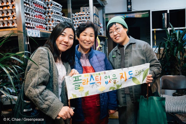 지난 4월 6일 그린피스 '착한 가게 원정대'가 서울에서 일회용 플라스틱 소비 없이 장을 볼 수 있는 가게를 찾고 있다