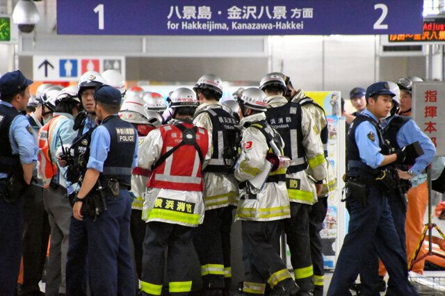 シーサイドラインの事故で、負傷者の救助にあたる消防士ら＝２０１９年６月１日午後９時８分、新杉田駅、岩本修弥撮影