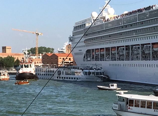 Venezia, collisione tra nave da crociera e battello. Salvini: 