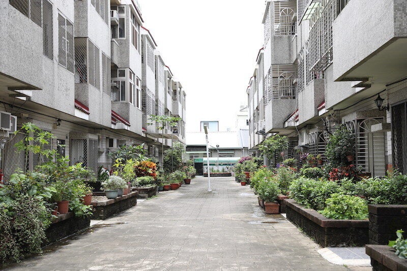 ▲機車退出社區之後,住戶開始認真經營自家花園,綠化且溫馨。