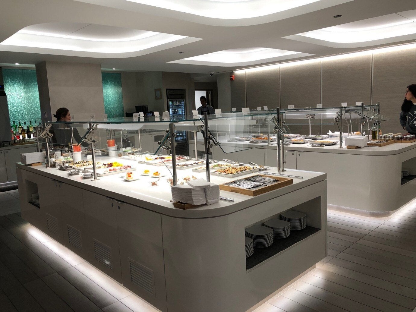 有兩個自助式的餐檯,前方主要是冷盤,後方則是熱食區