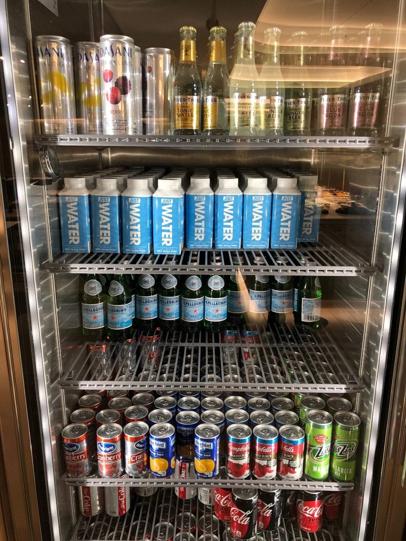 各種各樣的飲料水,選擇豐富