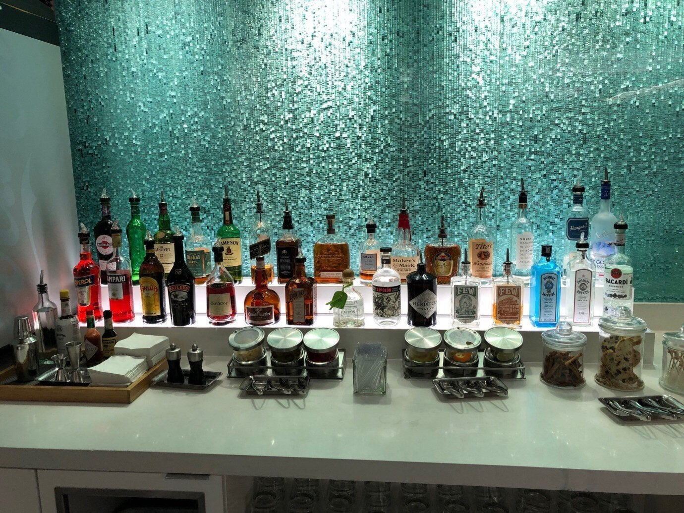 琳瑯滿目的烈酒,Flagship Lounge 內並沒有進駐酒吧的酒保 (Bar Tender),所有酒品都是自助式的