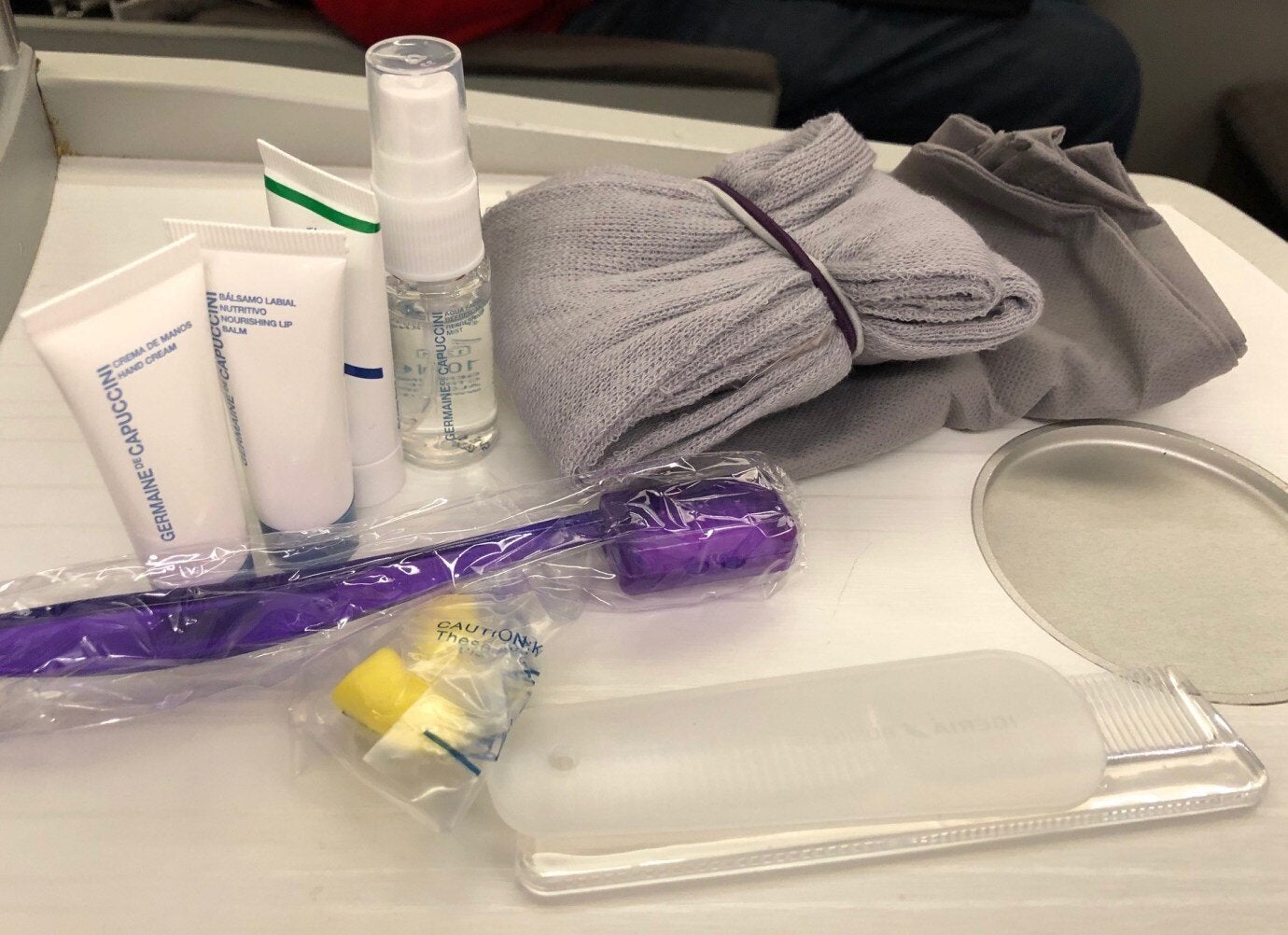 過夜包內預備有襪子、牙膏牙刷、耳塞、護手霜、乳液、護唇膏、保濕噴霧等,是西班牙品牌-Germaine de Capuccini