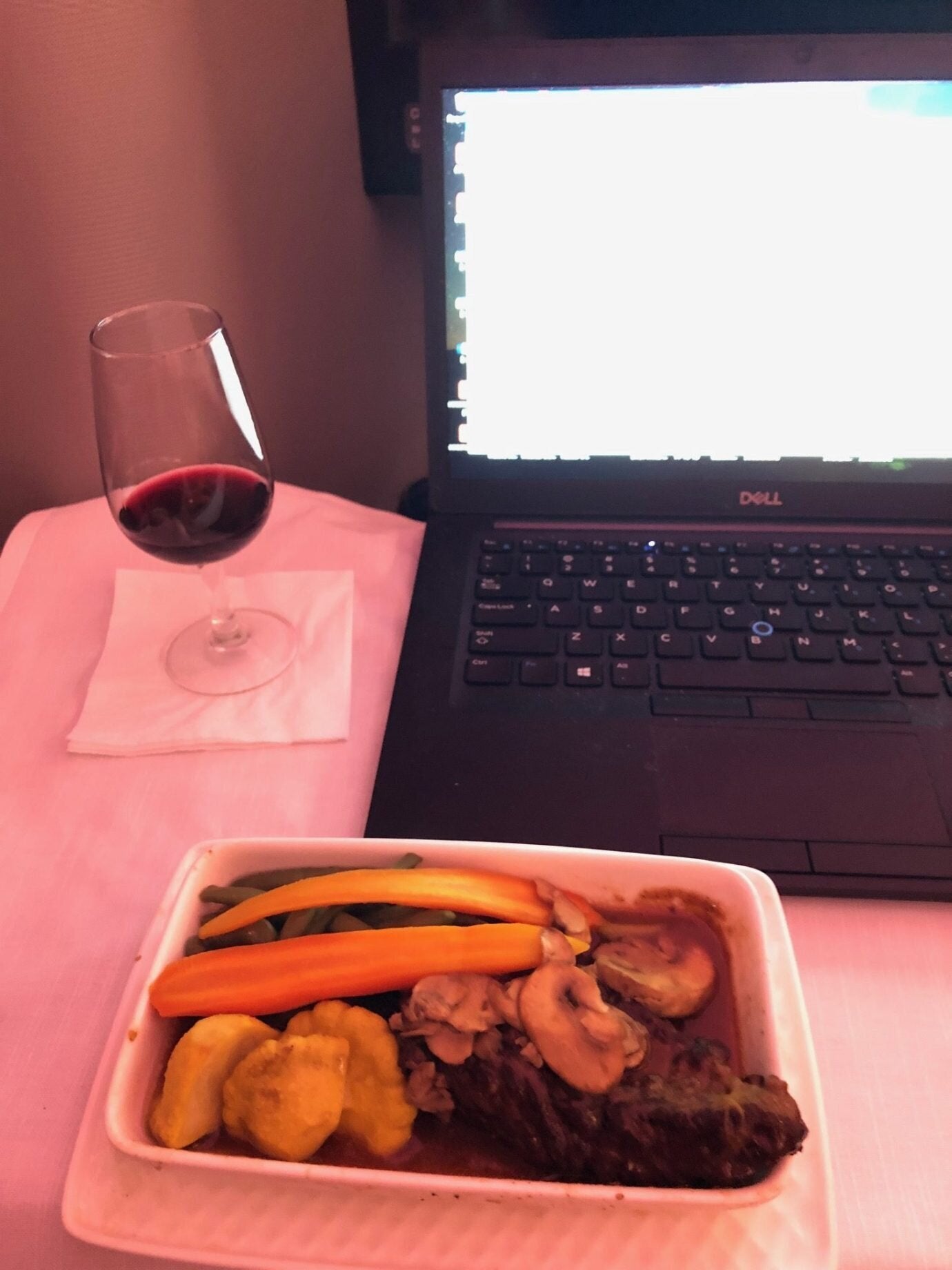 喜愛吃肉的老公,果然還是挑選了牛小排 (Short Ribs),聽他說沒有很好吃,肉質過於乾柴,醬汁偏鹹,但十分鐘後轉頭看他,還是吃光光了