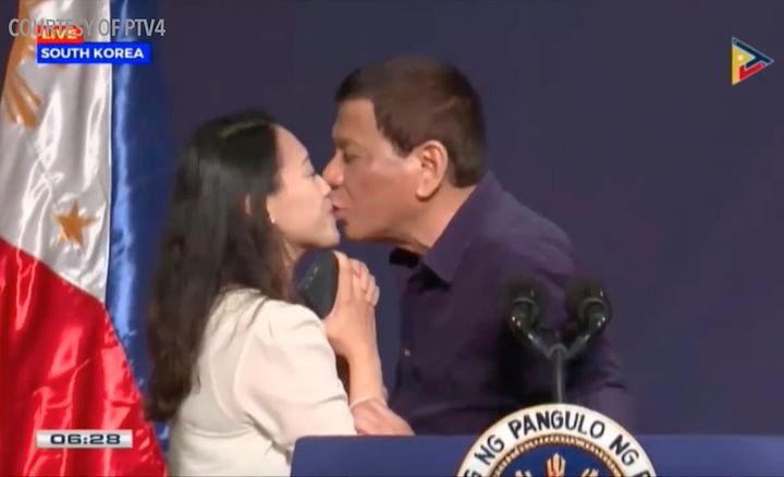 Κατά την επίσκεψή του στη Νότια Κορέα μια Φιλιππινέζα μετανάστρια-και προφανώς θαυμάστρια- του ζήτησε ένα φιλί και εκείνος είπε να την φιλήσει στα χείλη. Είναι βλέπετε που είναι άντρας και δεν κρατιέται. 