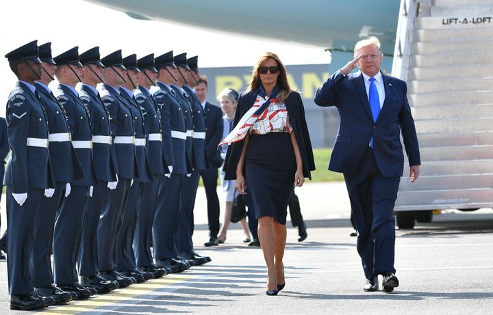 Ο Αμερικανός πρόεδρος και η Πρώτη Κυρία των ΗΠΑ - ντυμένη σαν αεροσυνοδός - στο αεροδρόμιο Στάνστεντ.