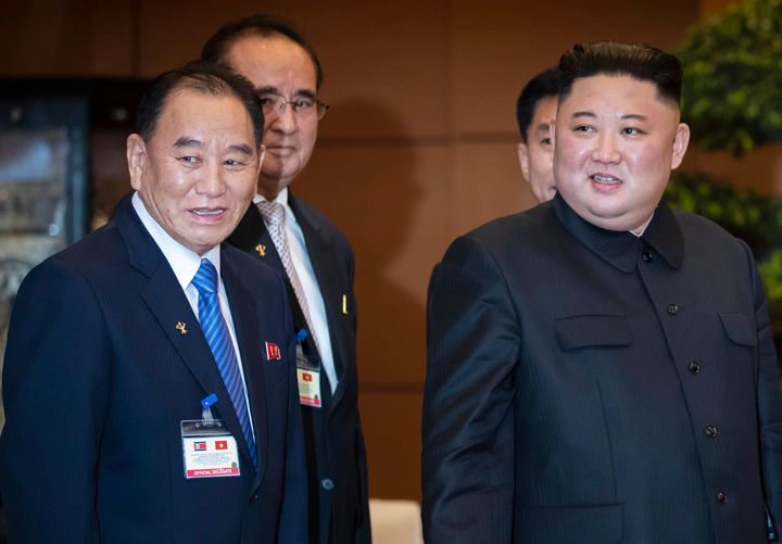 Kim Yong Chol, a la izquierda, junto a Kim Jong Un, en una imagen del pasado enero. 