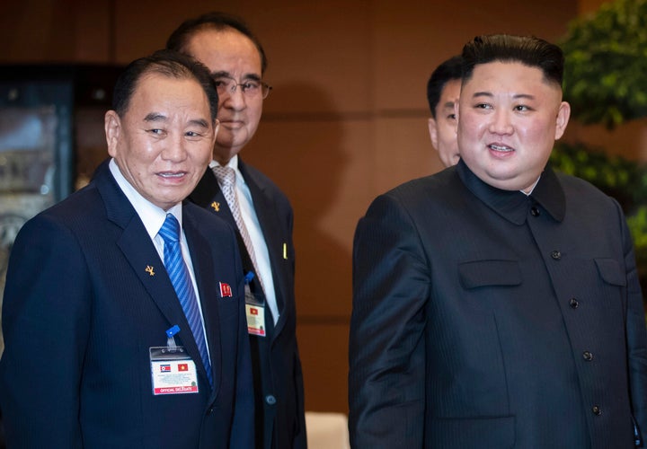 Kim Yong Chol, a la izquierda, junto a Kim Jong Un, en una imagen del pasado enero.