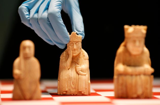 Πολύτιμο μεσαιωνικό κομμάτι σκακιού βρέθηκε σε συρτάρι (και βγαίνει σε