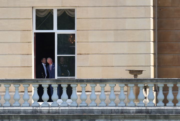 Ο πρίγκηπας Κάρολος ετοιμάζεται να υποδεχθεί το ζεύγος Τραμπ στο παλάτι του Μπάκινγχαμ.