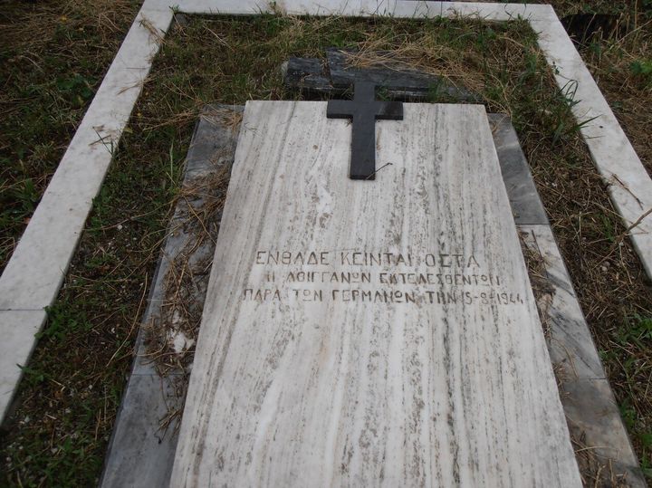 Η φωτογραφία τραβήχτηκε από τον Γιάννη Ιωάννου. Ο τάφος βρίσκεται στο 3 ο Νεκροταφείο Αθηνών. Οι νεκροί είναι Πετραλωνίτες Τσιγγάνοι που εκτελέστηκαν από τους Ναζί, στα 1944. Έχουμε βέβαια και μνημείο τους στα Πετράλωνα, επί της Χαμοστέρνας όπου εκεί αναγράφονται όλα τα ονόματα των Ελλήνωνεκτελεσθέντων (Τσιγγάνων και μη-Τσιγγάνων).