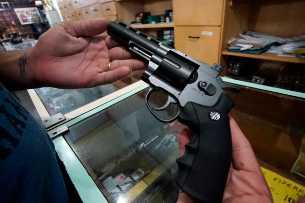 Resultado de imagem para Pesquisa do Ibope mostra que 73% são contra a flexibilização do porte de armas