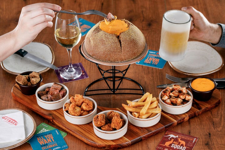 Versão com mix de queijo é servida com filet mignon em tiras, cubos de frango grelhados, camarões empanados, fritas e os Royal Bites.