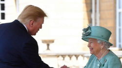 El inexplicable saludo de Trump a la reina de Inglaterra: hay que fijarse bien en las