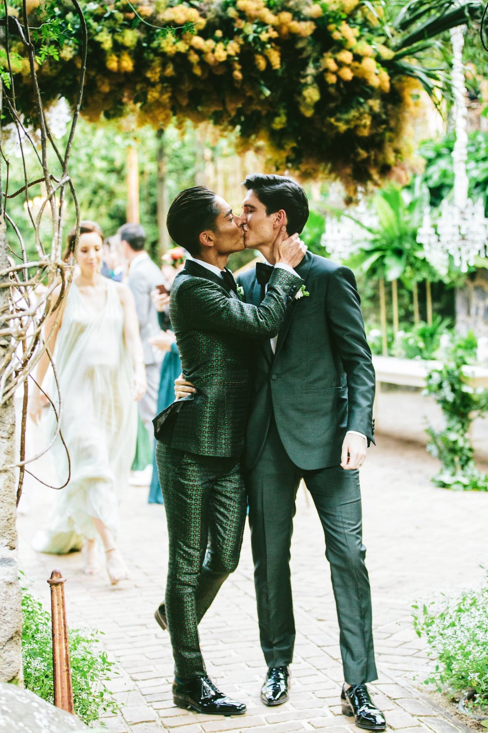 33 Beautiful Lgbtq Wedding Photos That Are Overflowing With Love Huffpost Life