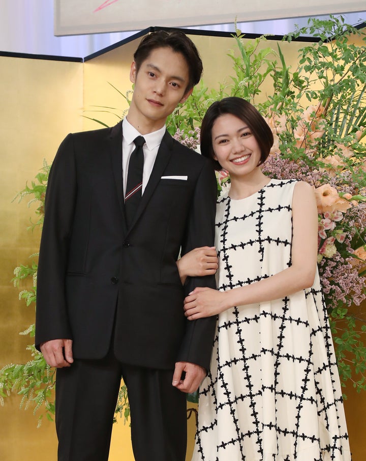 ２０２０年度前期のＮＨＫ連続テレビ小説「エール」で、窪田正孝さん（左）演じる主人公の妻役でヒロインに決まった二階堂ふみさん＝３日、東京都渋谷区