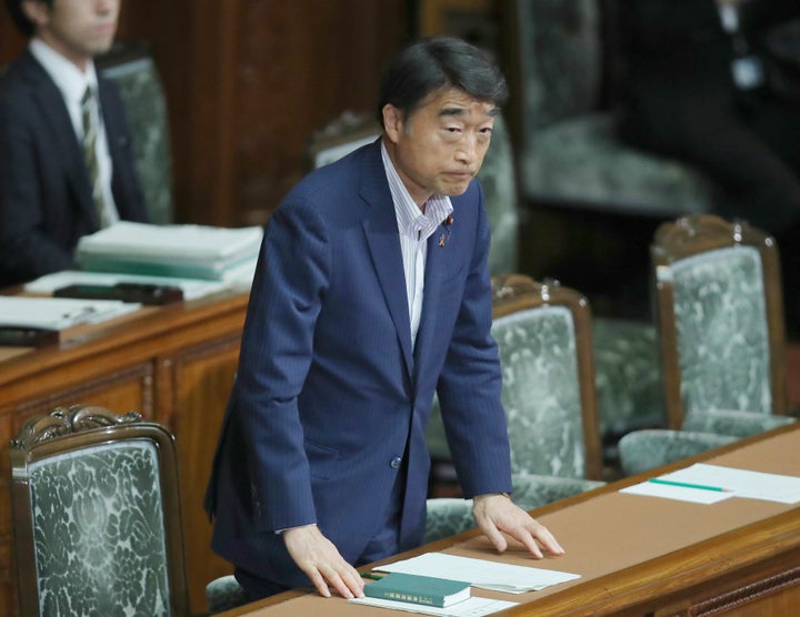 衆院本会議で児童虐待防止関連法改正案が全会一致で可決され、一礼する根本匠厚生労働相（2019.5.28）