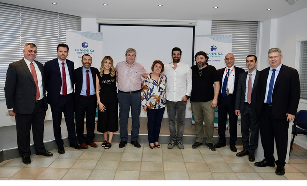 (Από αριστερά) ο Διευθυντής Οικονομικών Υπηρεσιών της ΕΛΛΗΝΙΚΑ ΠΕΤΡΕΛΑΙΑ Κύπρου κ. Μάριος Λύτρας, ο επικεφαλής της Διεύθυνσης Οικονομικών Θυγατρικών Εξωτερικού του Ομίλου ΕΛΠΕ κ. Πάνος Λουκάς, ο Γενικός Δ/ντης Εμπορίας Ομίλου και Διευθύνων Σύμβουλος της ΕΚΟ κ.Ρομπέρτο Καραχάννας, αμέσως μετά -εκ μέρους των πωλητών- η κα Ελένη Πολυκάρπου, ο κ. Άρης Πολυκάρπου, η κα Νίκη Πολυκάρπου, ο κ.Μάριος Πολυκάρπου και ο κ. Αχιλλέας Πολυκάρπου και δεξιά ο Διευθύνων Σύμβουλος της ΕΛΛΗΝΙΚΑ ΠΕΤΡΕΛΑΙΑ Κύπρου κ. Γιώργος Γρηγοράς, ο Δ/ντης Διεθνούς Εμπορίας Ομίλου ΕΛΠΕ κ. Κωνσταντίνος Καραχάλιος και ο Αναπληρωτής Διευθύνων Σύμβουλος και Γενικός Δ/ντης Οικονομικών Υπηρεσιών Ομίλου ΕΛΠΕ κ. Ανδρέας Σιάμισιης.