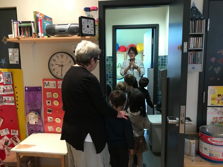 La directrice du CPE Populaire Saint-Michel, Lise Belisle, aide Renée Lemyre (à l'arrière) à diriger les enfants vers la salle d'exercice.