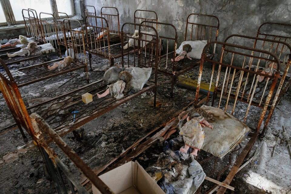 Bonecas colocadas por visitantes no jardim de infância na cidade abandonada de Pripyat, perto da...