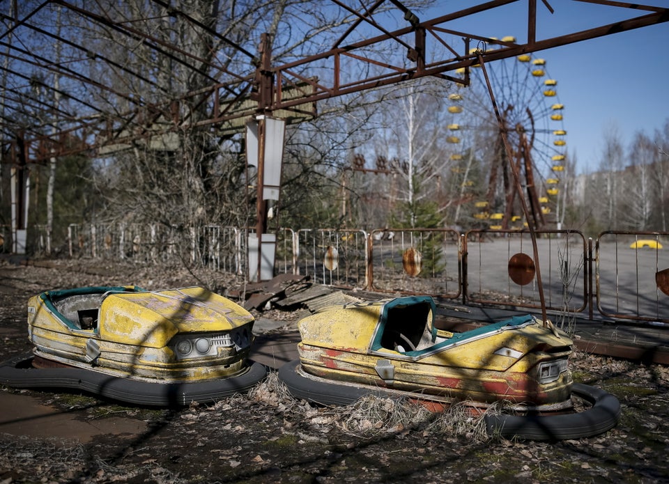 Vista de um parque de diversões no centro da cidade abandonada de