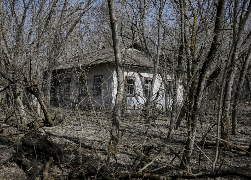 Uma casa na aldeia abandonada de Zalesye, perto da usina de