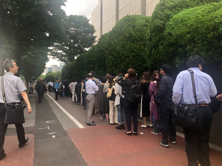 東京地裁の前に並ぶ傍聴希望者の列