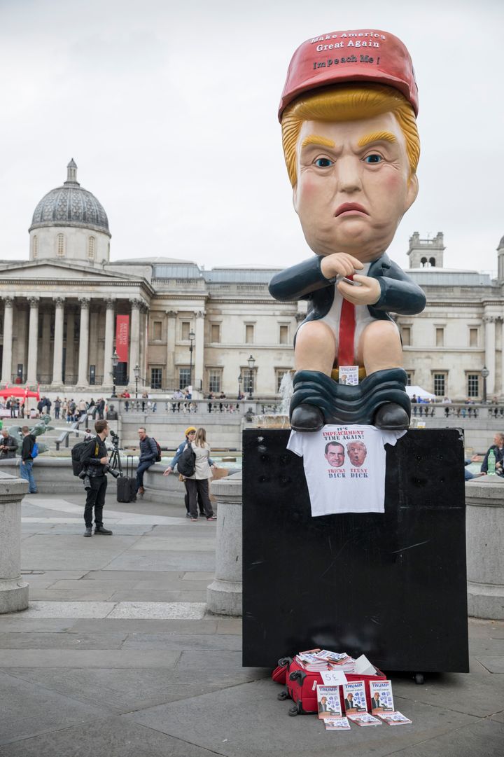 イギリスの反トランプデモに登場した金の便器に座るトランプ像