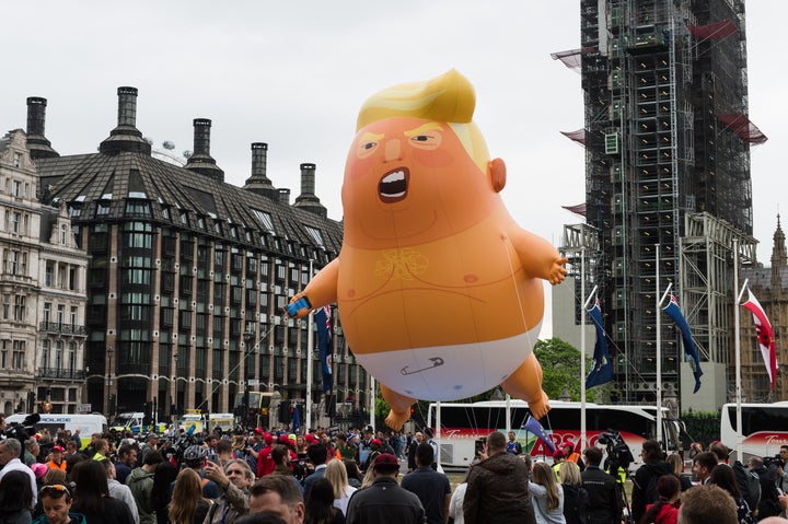 デモに登場した「赤ちゃんトランプ」バルーン