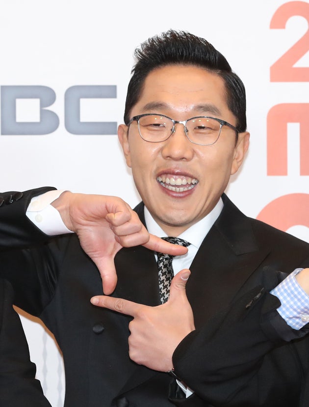 개그맨 김제동이 29일 오후 서울 마포구 상암동 MBC 미디어센터 공개홀에서 열린 ‘2018 MBC 방송연예대상’ 레드카펫 행사에 참석해 포즈를 취하고 있다. 2018.12.29/뉴스1(서울=뉴스1) 권현진 기자 / rnjs337@news1.kr