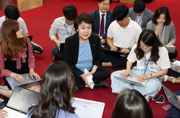 바닥에 앉은 정춘숙·박찬대 원내대변인