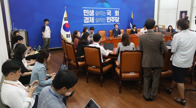 취재진과 앉아서 백브리핑하는 이인영 원내대표