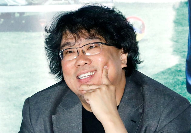봉준호 감독이 28일 서울 용산구 CGV 용산아이파크몰에서 열린 영화 ‘기생충’ 언론시사회에 참석해 미소를 짓고 있다. ‘기생충’은 제72회 칸 국제영화제에서 한국영화 최초로 최고 영예인 황금종려상을 수상한 작품으로 전원 백수인 ‘기택’네 장남 ‘기우’가 고액 과외 면접을 위해 ‘박사장’네 집에 발을 들이면서 시작된 두 가족의 만남이 걷잡을 수 없는 사건으로 번져가는 이야기를 담았다. 2019.5.28/뉴스1(서울=뉴스1) 권현진 기자 / rnjs337@news1.kr